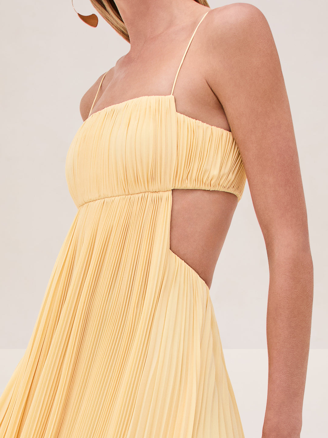 Varranza - Robe longue plissée trapèze à découpe à la taille